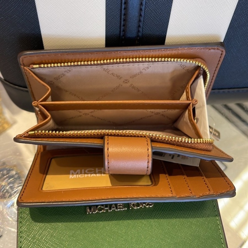 MICHAEL KORS
Jet Set Travel Md Bifold Zip Signature Logo Wallet
Brown Sign
NWT - Picture 6 of 12